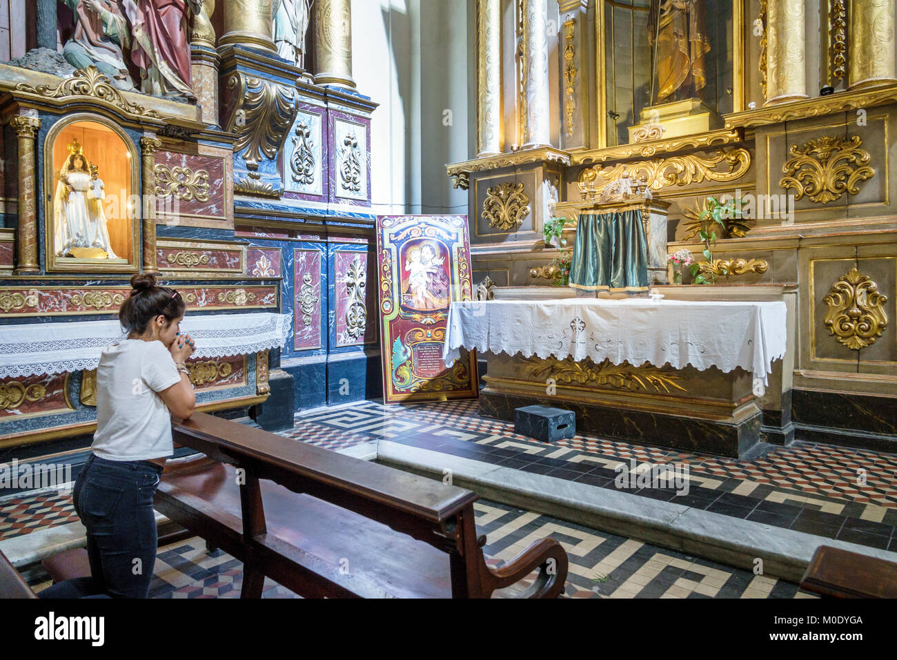 Buenos Aires Argentinien, San Telmo, historisches Zentrum, Kirche San Pedro Gonzalez Telmo, katholische Kirche, Religion, Altar, Kirchenbau, Hispanic, weibliche Frauen, kneeli Stockfoto