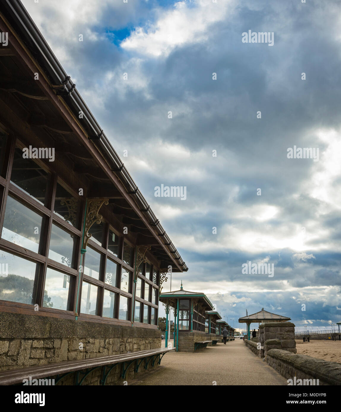 Eine Reihe von Sitzbereichen am Strand an einem bewölkten Tag Stockfoto