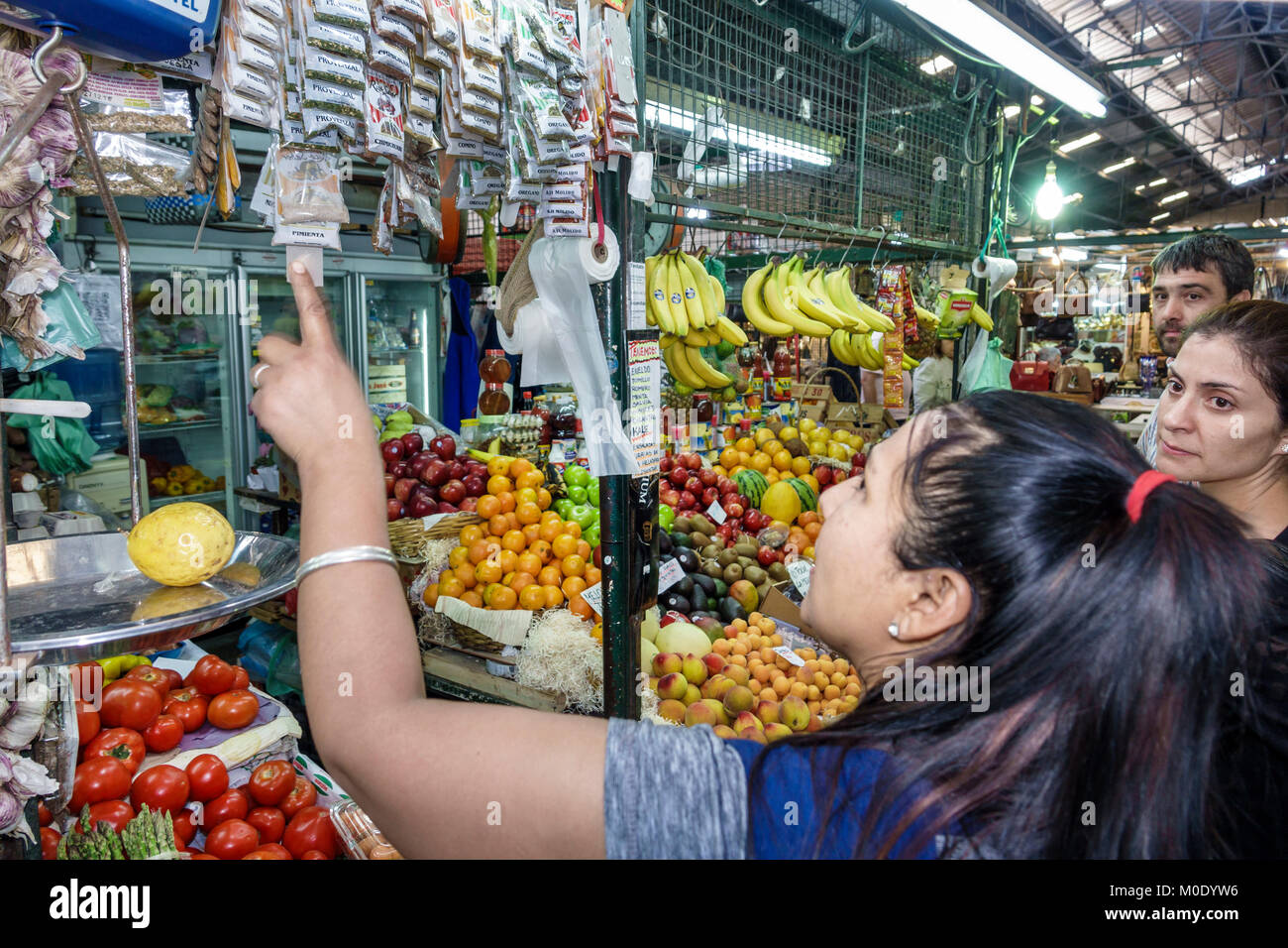 Buenos Aires Argentinien, Mercado San Telmo, überdachter indoor Verkäufer Marktplatz Stand, hispanische Frau Shopper Markt produzieren Obst Gewürze Stockfoto
