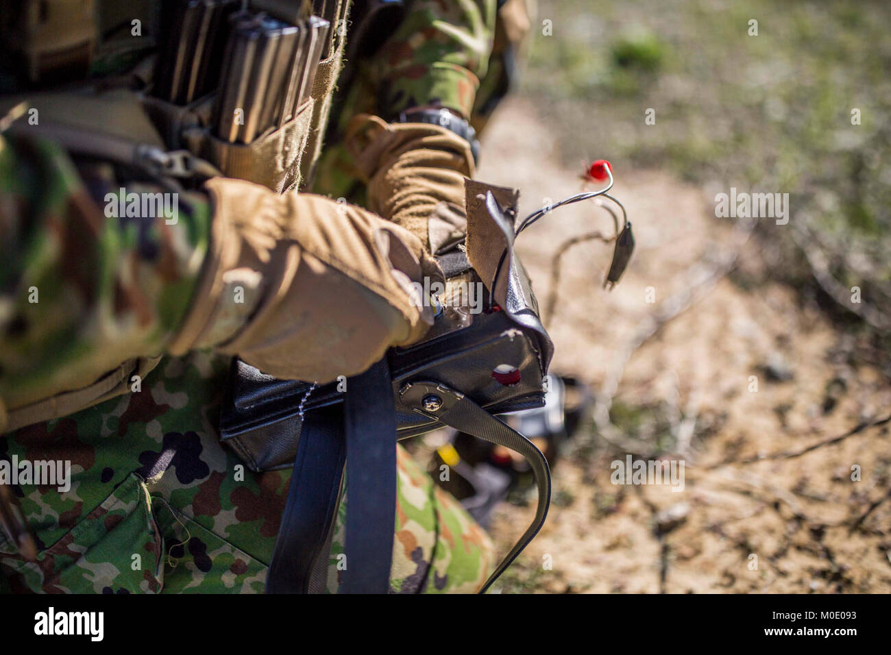 Ein Soldat mit der westlichen Armee Infanterie Regiment, Japan Ground Self Defense Force, setzt Kabel in einen elektrischen Zünder während Sprengstoff Verletzung Ausbildung während der Übung Iron Fist 2018, Jan. 18. Übung Iron Fist ist eine jährliche bilaterale Ausbildung Übung, in der US-amerikanischen und japanischen Service Mitglieder trainieren gemeinsam und teilen Technik, Taktik und Verfahren ihre gemeinsamen operativen Fähigkeiten zu verbessern. (U.S. Marine Corps Stockfoto