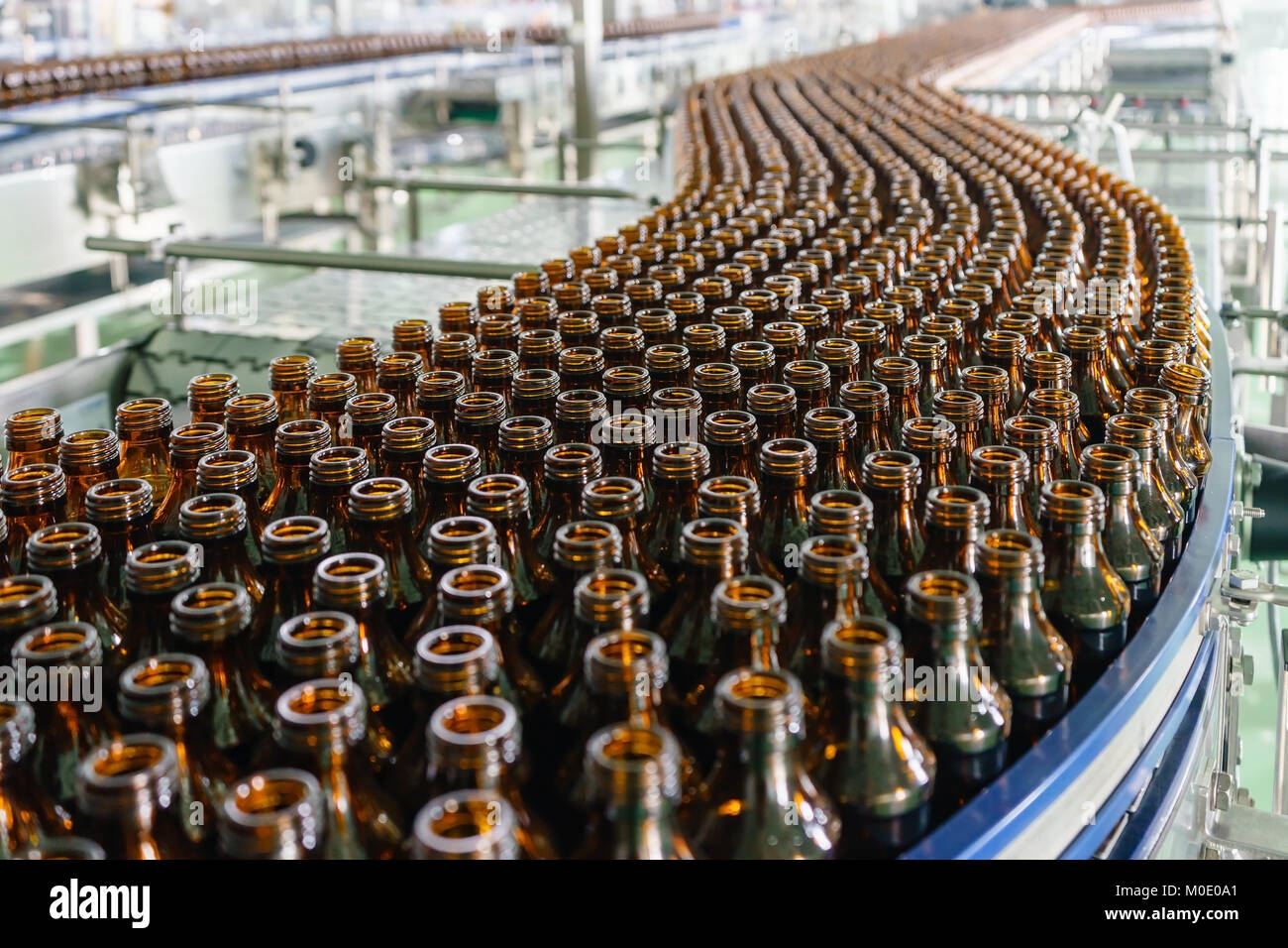 Herstellung von Glas Flaschen ohne Etiketten auf das Förderband am Trinken Fabrikanlage Stockfoto