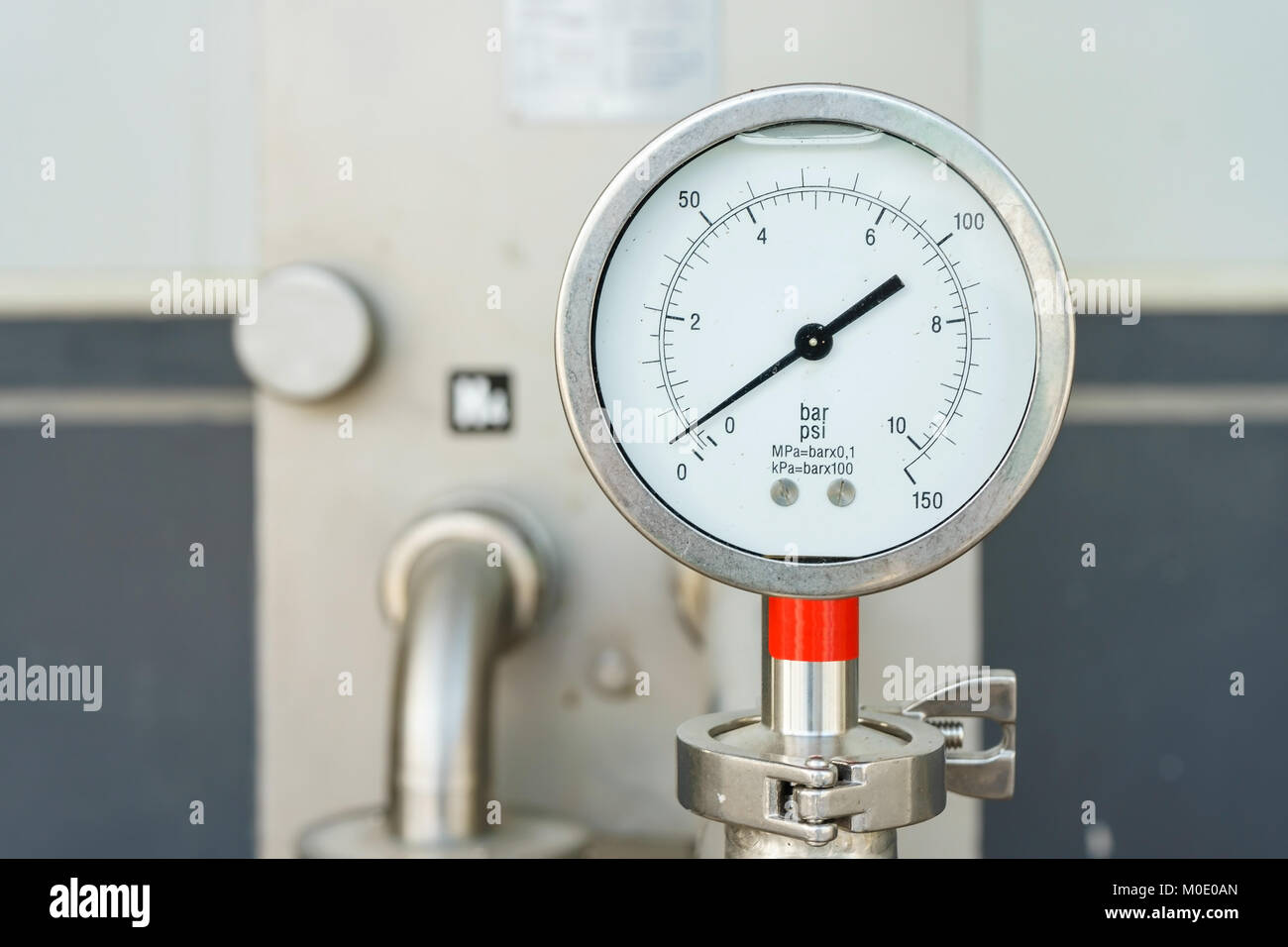 Nahaufnahme der Manometer, Messgas Druck. Rohre und Ventile in Industrieanlagen. Stockfoto