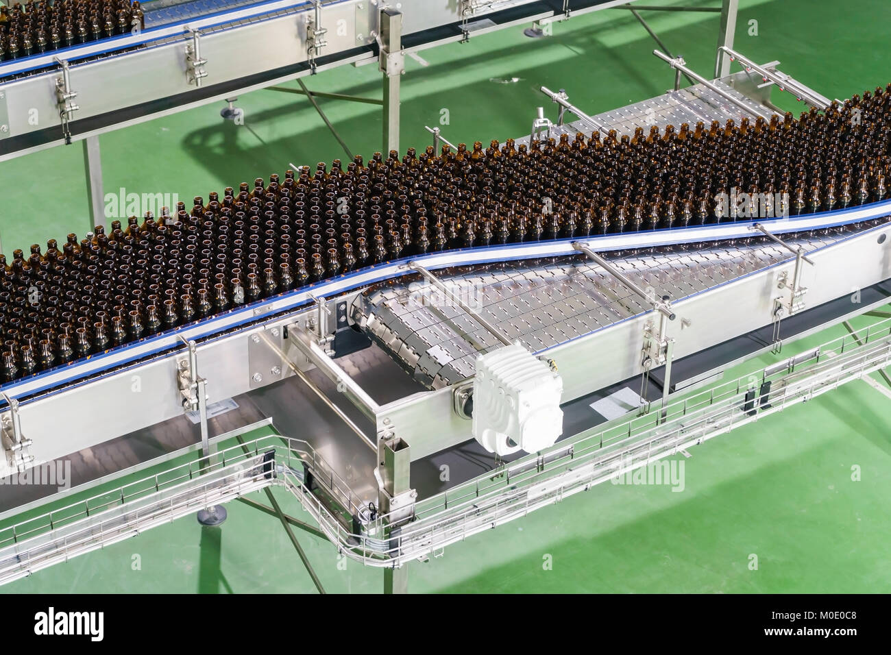 Herstellung von Glas Flaschen ohne Etiketten auf das Förderband am Trinken Fabrikanlage Stockfoto