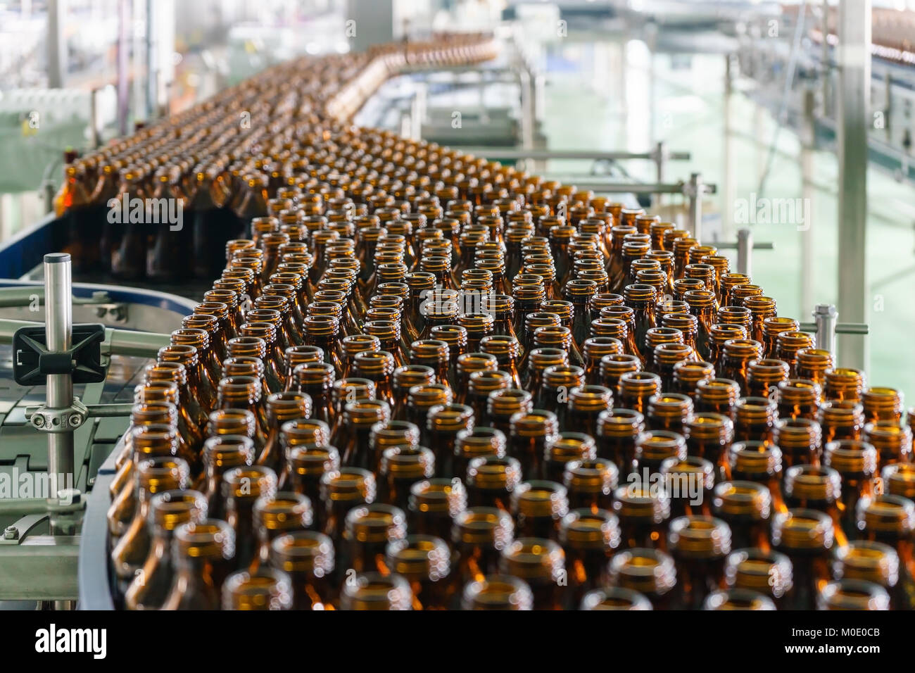 Herstellung von Glas Flaschen ohne Etiketten auf das Förderband am Trinken Fabrikanlage Stockfoto