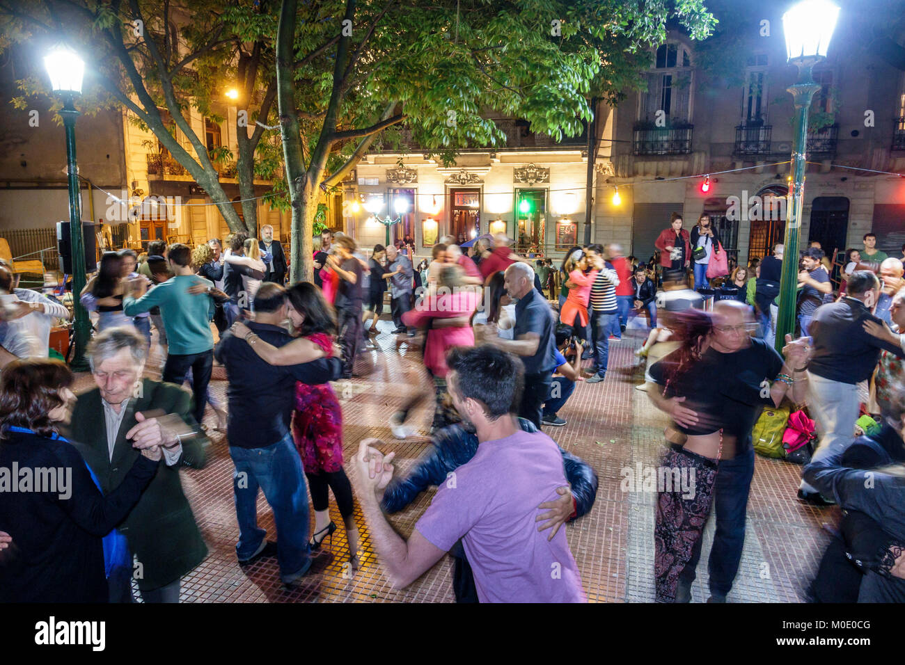 Buenos Aires Argentinien, San Telmo, Plaza Dorrego, Nachtabend, Tango-Tänzer, Tanz, Männer, Männer, Frauen, Paare, Publikum, Performing, hispanisch Stockfoto