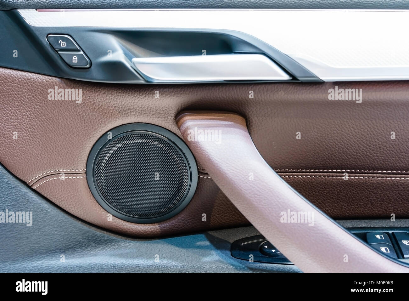 Türgriff innen im Auto, Taste Verriegelung der Türen Stockfotografie - Alamy
