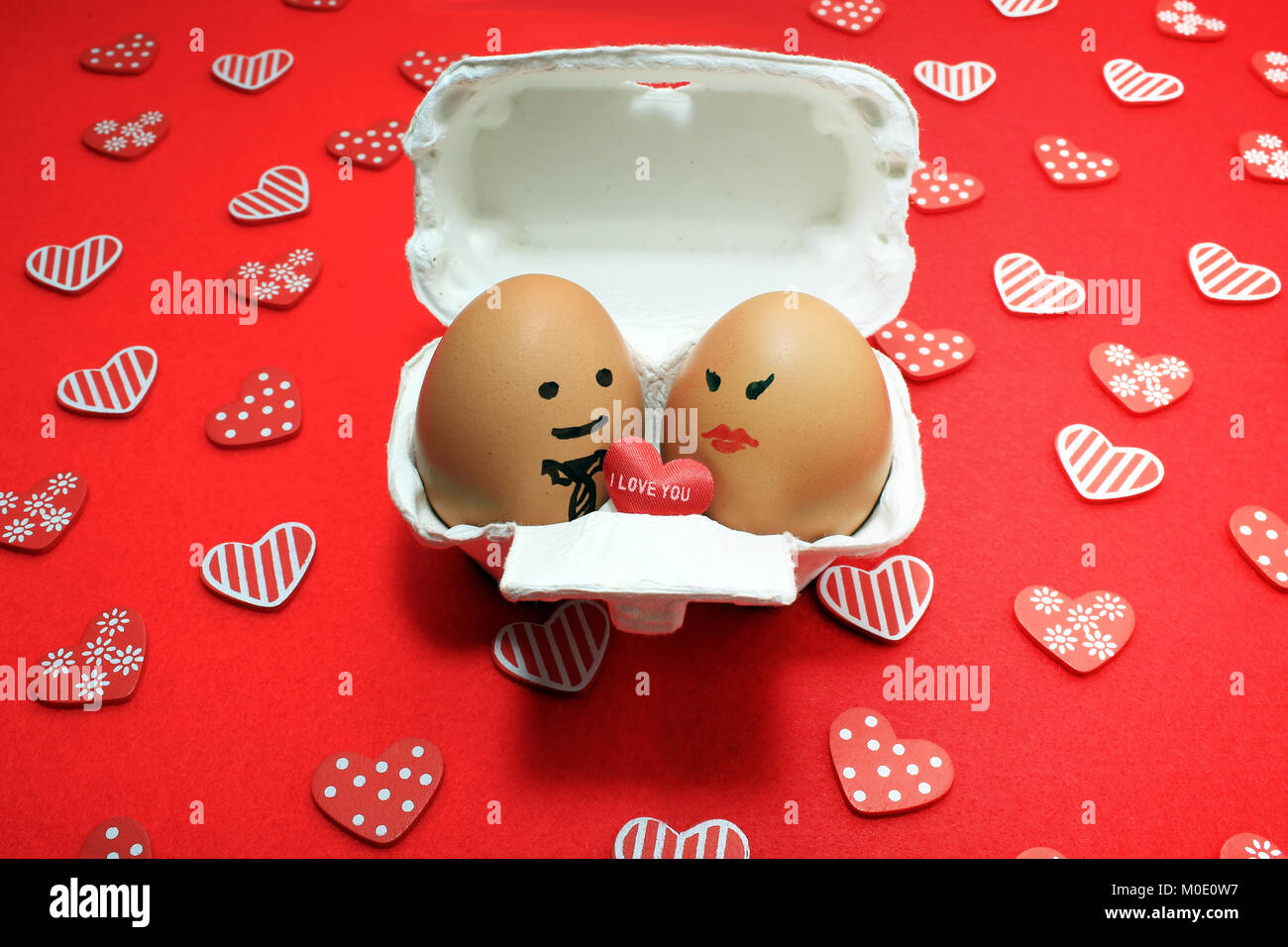 Ei süßes Paar finden und teilen das Herz "I love U" in Flitterwochen, was eine perfekte Übereinstimmung zu Gesicht Stockfoto