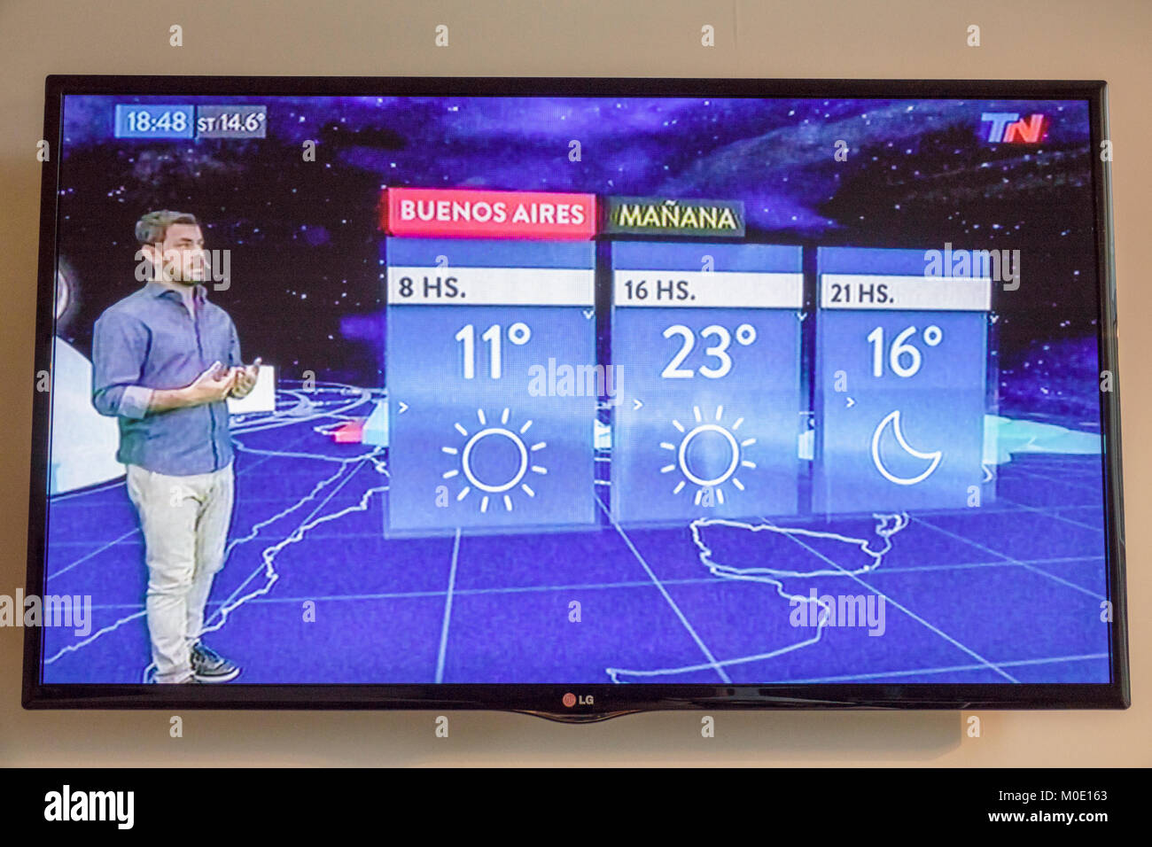 Argentinien Buenos Aires Tv Bildschirm Monitor Wetterbericht Wettermann Karte Temperatur Nacht Grad Militarische Zeit Hispanische H Stockfotografie Alamy