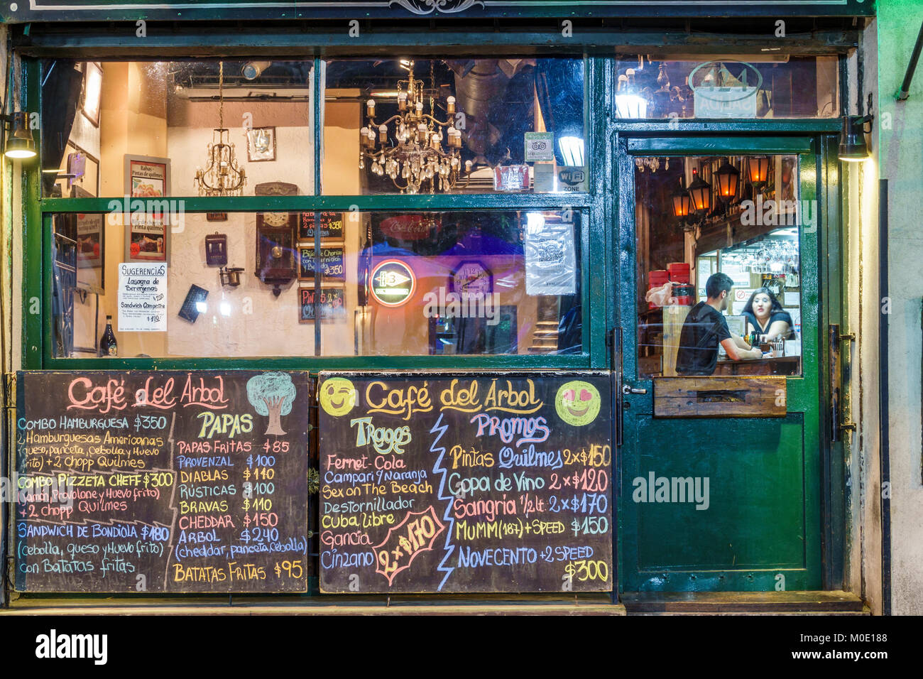 Buenos Aires Argentinien, historisches Zentrum, San Telmo Plaza Dorrego, Nachtabend, Cafe del Arbol, Restaurant Restaurants Essen Essen Essen Cafe Cafés, Bar Lounge p Stockfoto Buenos Aires Argentinien, historisches Zentrum, San Telmo Plaza Dorrego, Nachtabend, Cafe del Arbol, Restaurant Restaurants Essen Essen Essen Cafe Cafés, Bar Lounge p Stockfoto