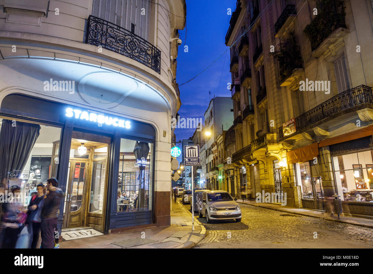 Buenos Aires Argentinien, San Telmo Plaza Dorrego, historisches Zentrum, Nachtleben abends nach Einbruch der Dunkelheit, Starbucks, Kaffeehaus, Straßenecke, Eingang, Außenbereich Stockfoto