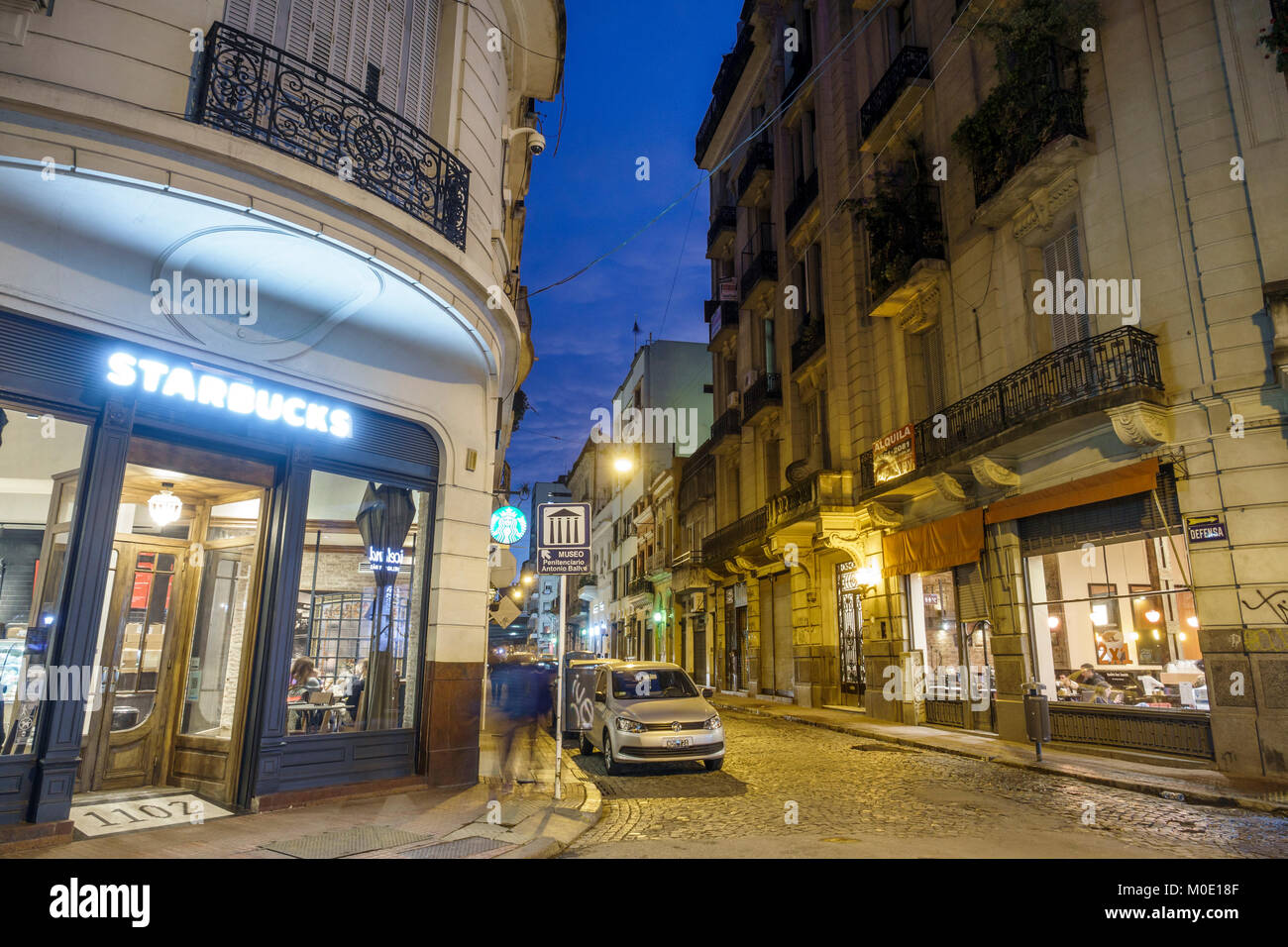 Buenos Aires Argentinien, San Telmo Plaza Dorrego, historisches Zentrum, Nachtabend, Starbucks, Kaffeehaus, Straßenecke, Eingang, außen, Schild, Hispan Stockfoto