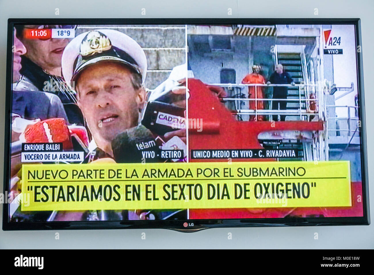 Buenos Aires Argentinien, TV-Bildschirm, vermisstes U-Boot ARA San Juan, nationale Nachrichten, Pressekonferenz, spanische Schlagzeile, Sprecher der Marine, Hisp Stockfoto