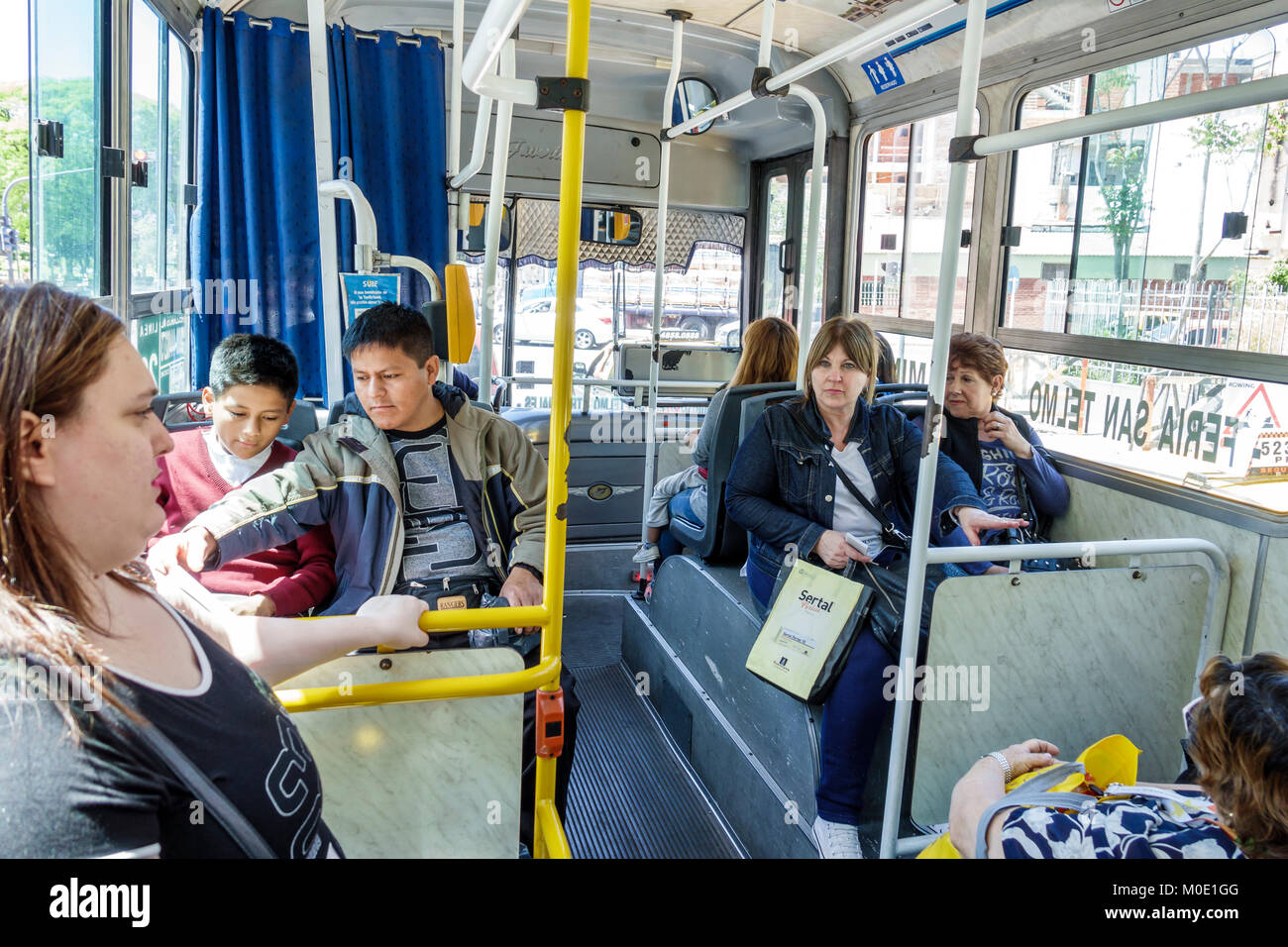 Buenos Aires Argentinien, Bus, innen, Mann Männer männlich, Frau weibliche Frauen, junge Jungen, Kinder Kinder Kinder Youngster, sitzend, hispanisch ARG171122192 Stockfoto