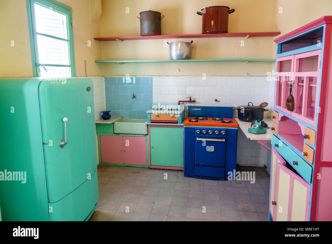 Buenos Aires Argentinien, Caminito Barrio de la Boca, Museo Benito Quinquela Martin Museum, Küche, Geräte, Kühlschrank, Herd, farbenfroh, hispanische ARG1711 Stockfoto