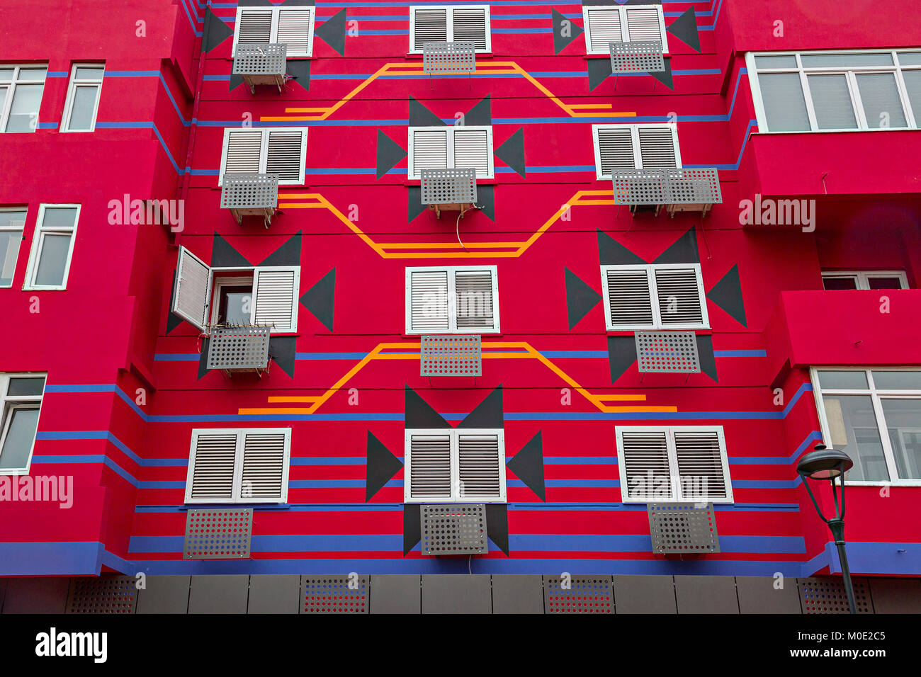 Apartment Gebäude rot lackiert, in Tirana, Albanien. Stockfoto