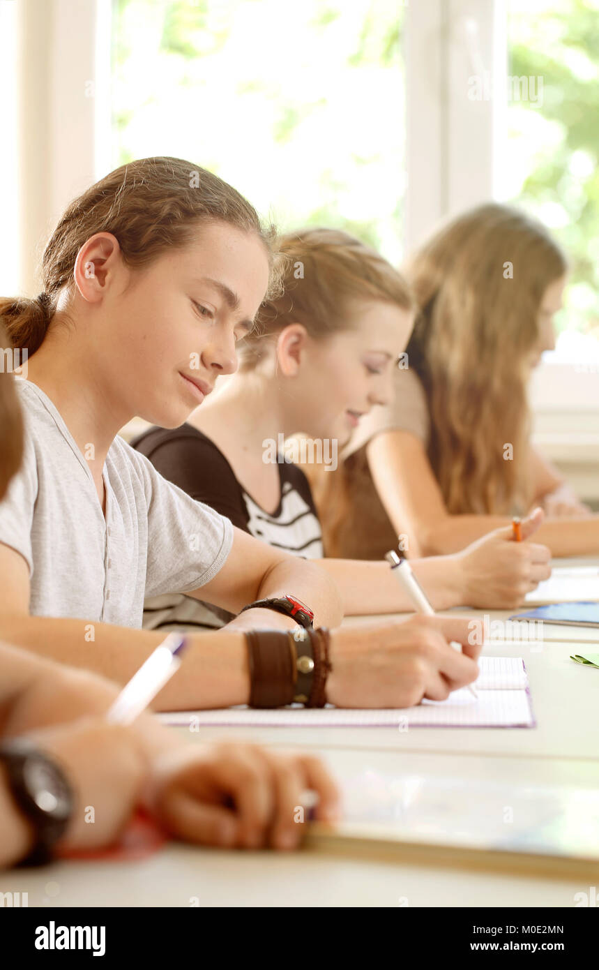 Studenten oder Schülern Schreiben Test in der Schule konzentriert wird Stockfoto