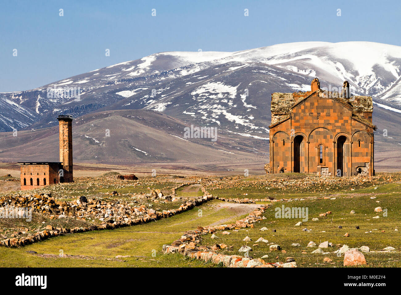 Verlassenen armenischen Kathedrale und eine Türkische Moschee in den Ruinen der alten Hauptstadt von Bagradit armenische Königreich, Ani, in Kars, Türkei. Stockfoto