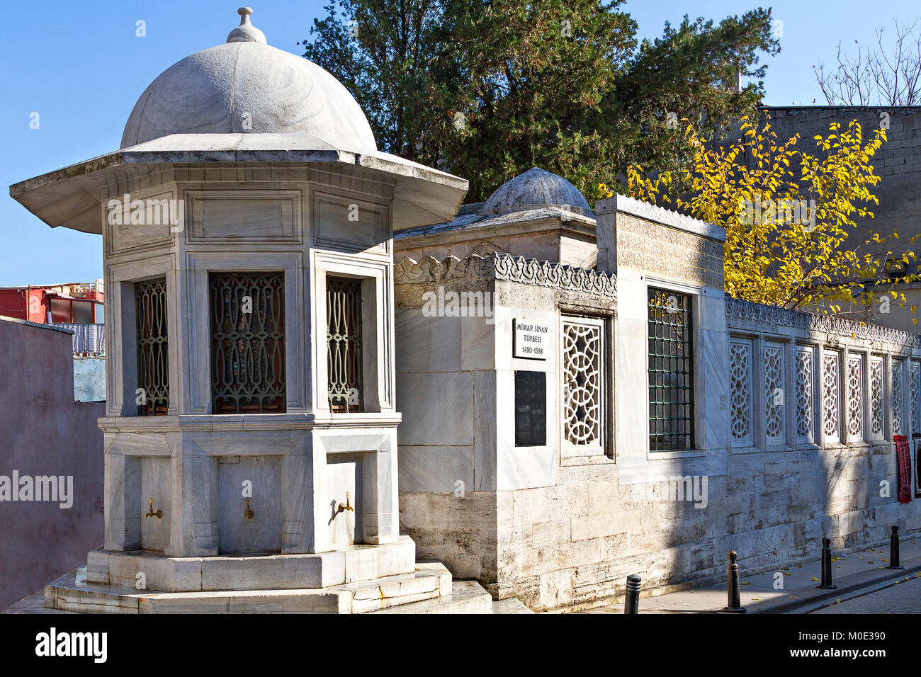Brunnen gebaut vom osmanischen Architekten Mimar Sinan und seinem Mausoleum, in Istanbul, Türkei Stockfoto