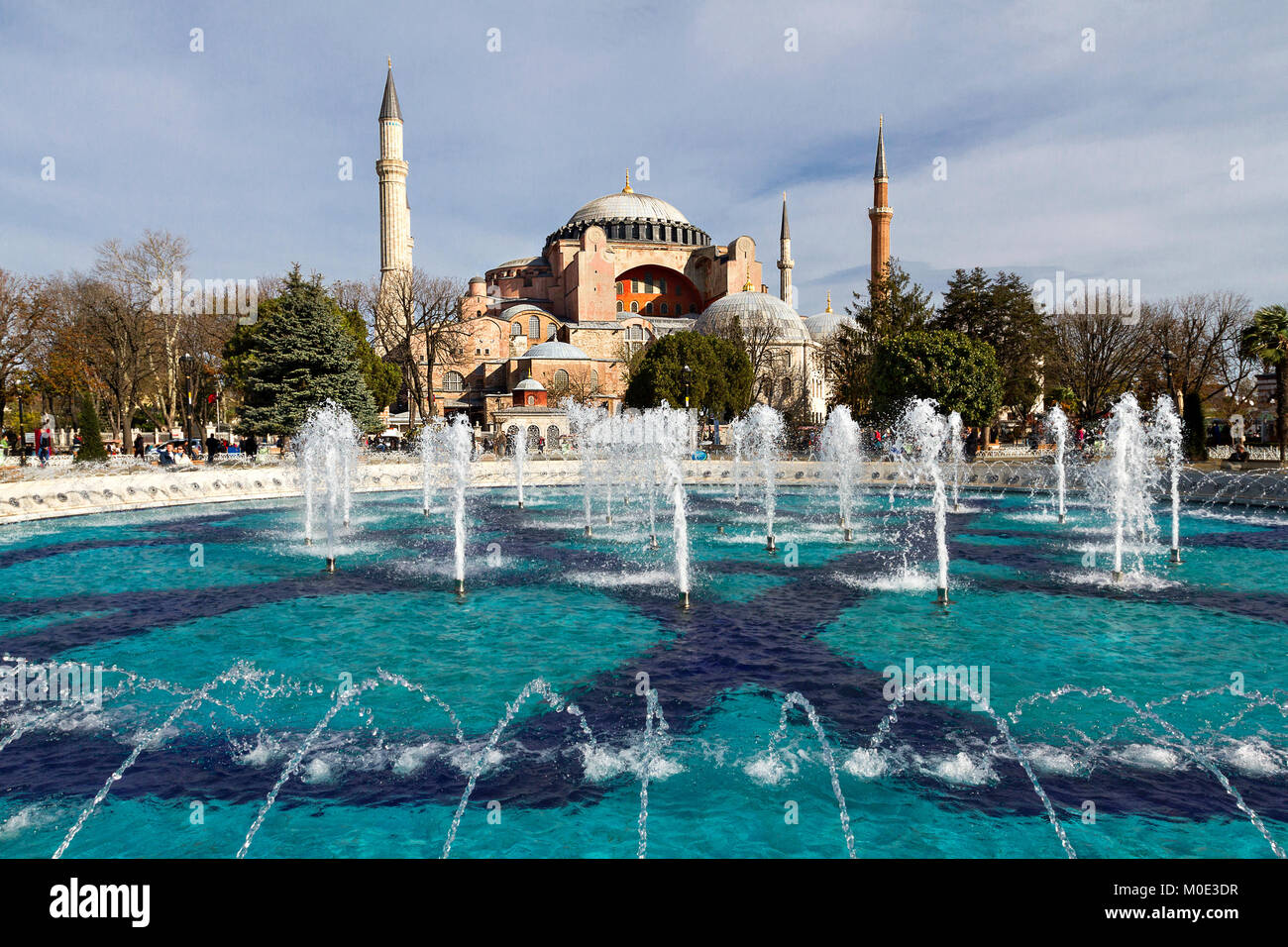Park in Sultanahmet Platz mit dem Brunnen und der Hagia Sophia im Hintergrund, in Istanbul, Türkei Stockfoto