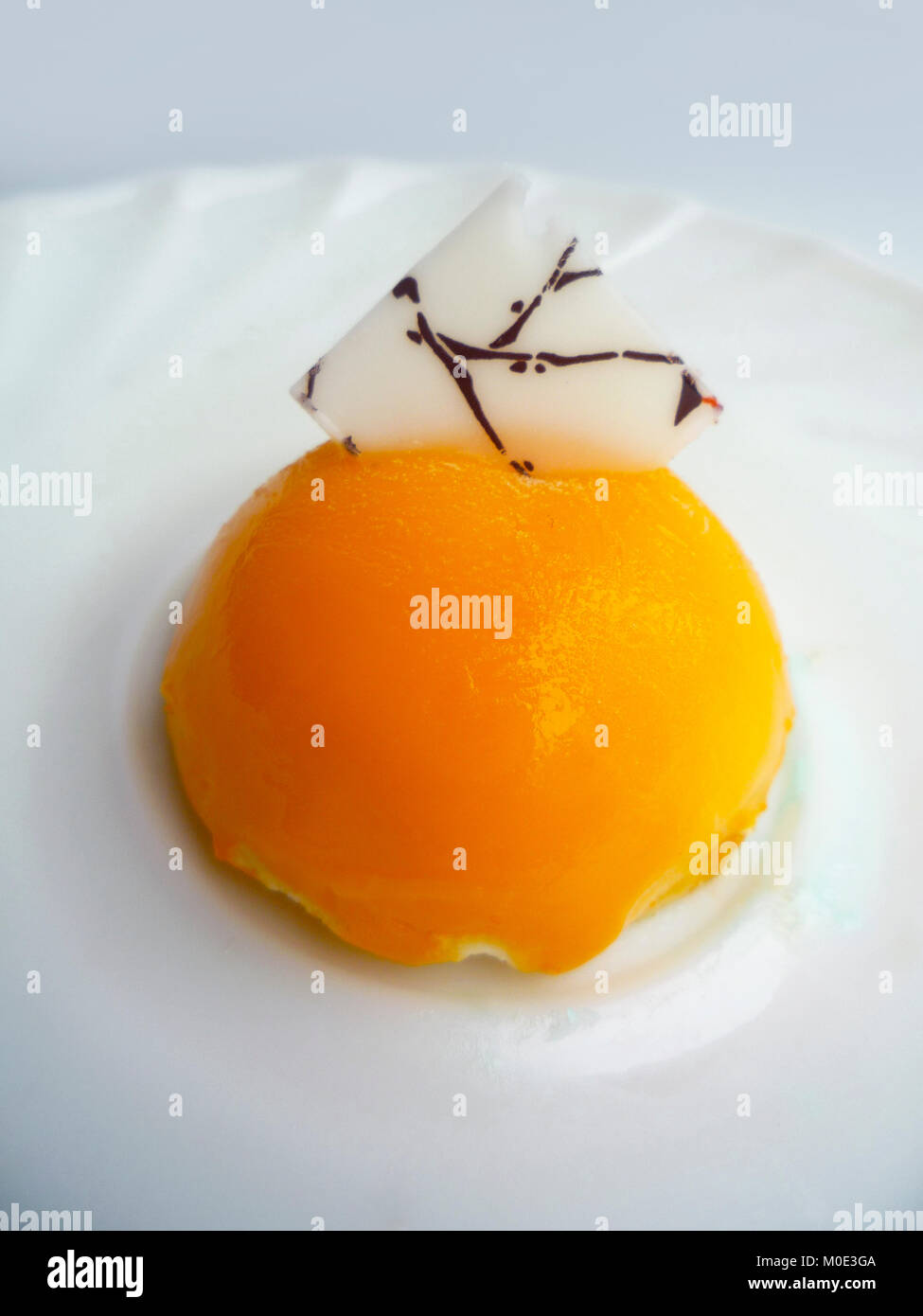 Orange Mousse Cake auf weißem Hintergrund Stockfoto