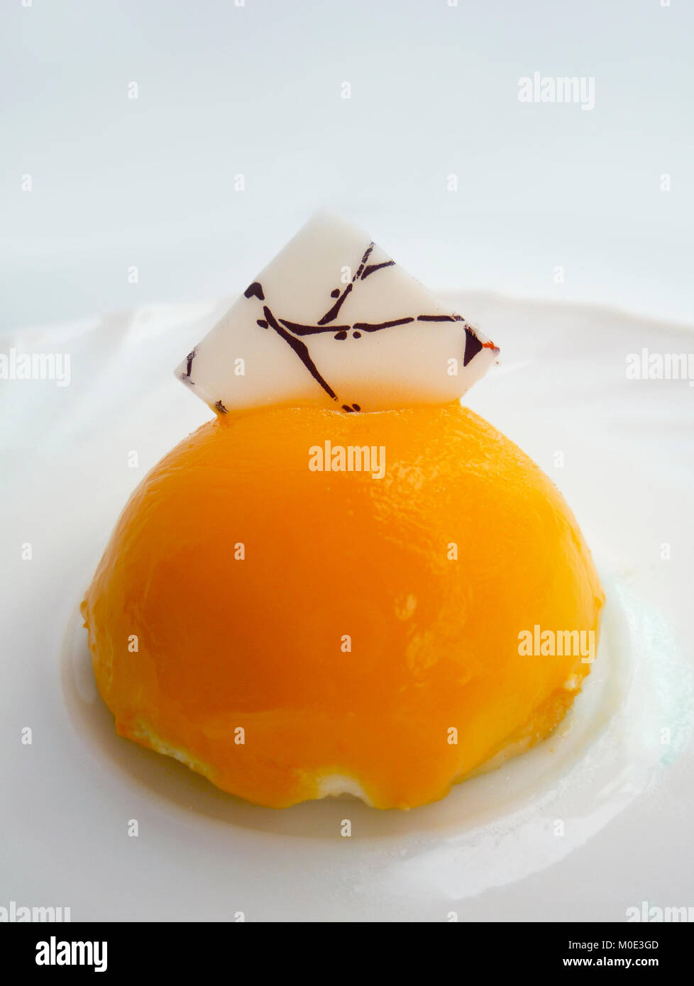 Orange Mousse Cake auf weißem Hintergrund Stockfoto
