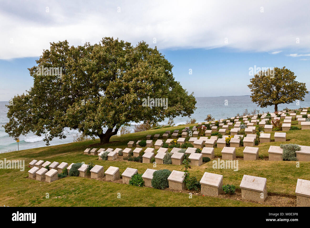 Strand Friedhof an der Anzac Cove, Gallipoli, Canakkale, Türkei, die enthält die Überreste der alliierten Truppen, die während der Schlacht von Gallipoli enthalten. Stockfoto