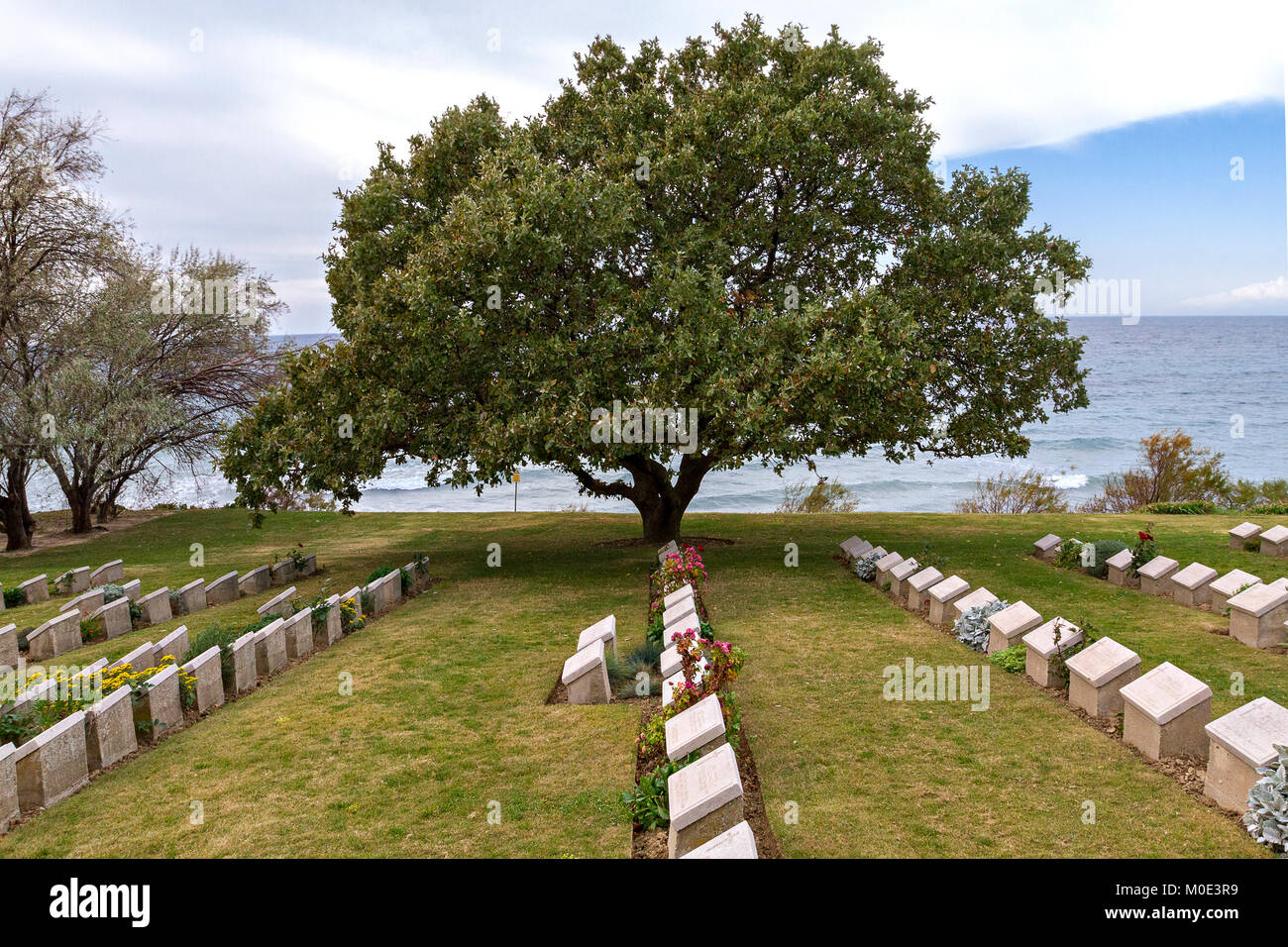 Strand Friedhof an der Anzac Cove, Gallipoli, Canakkale, Türkei, die enthält die Überreste der alliierten Truppen, die während der Schlacht von Gallipoli enthalten. Stockfoto