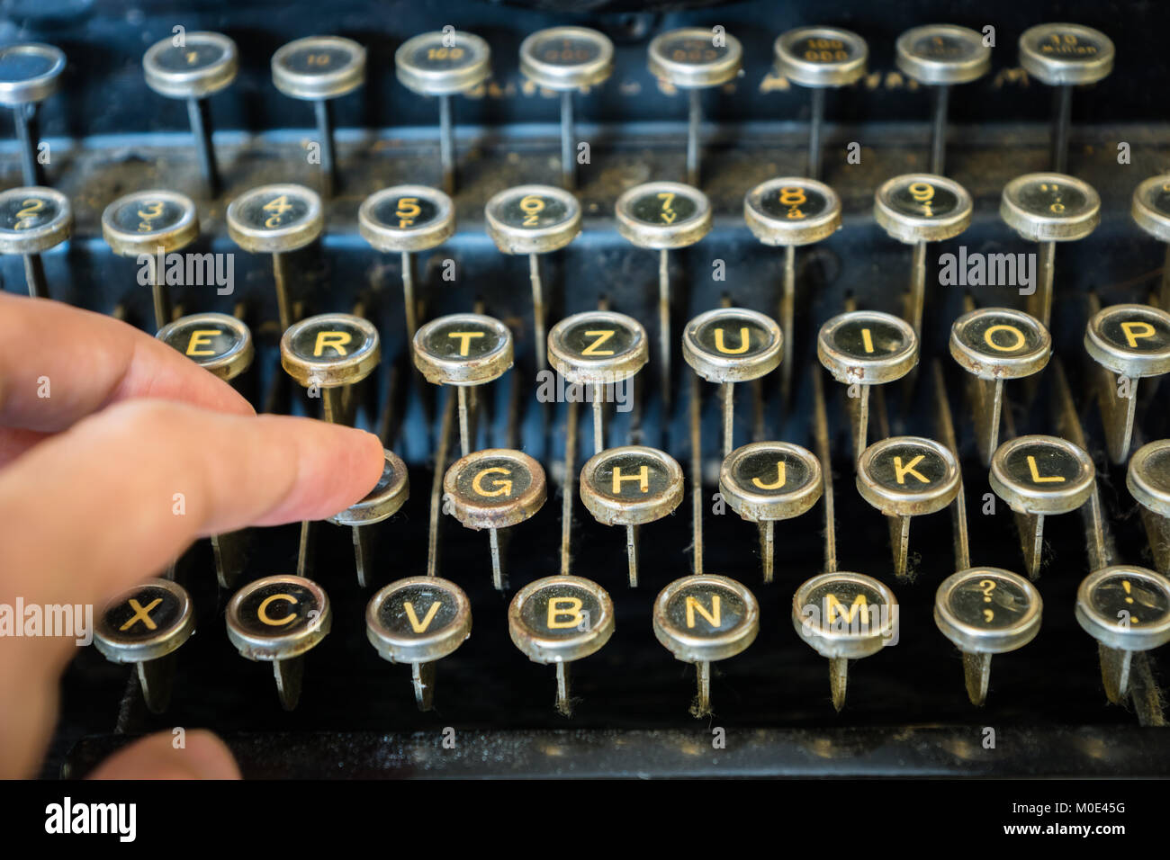 Alte Schreibmaschinentastatur close-up mit den Fingern eingeben - vintage Antike Schreibmaschine Stockfoto