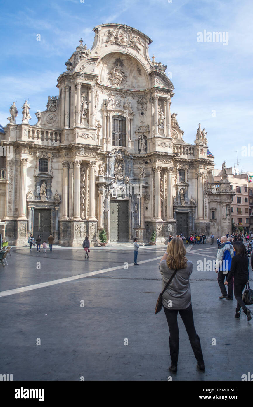 Weibliche Touristen fotografieren mit einem iPhone in der Kathedrale von Murcia Spanien Stockfoto