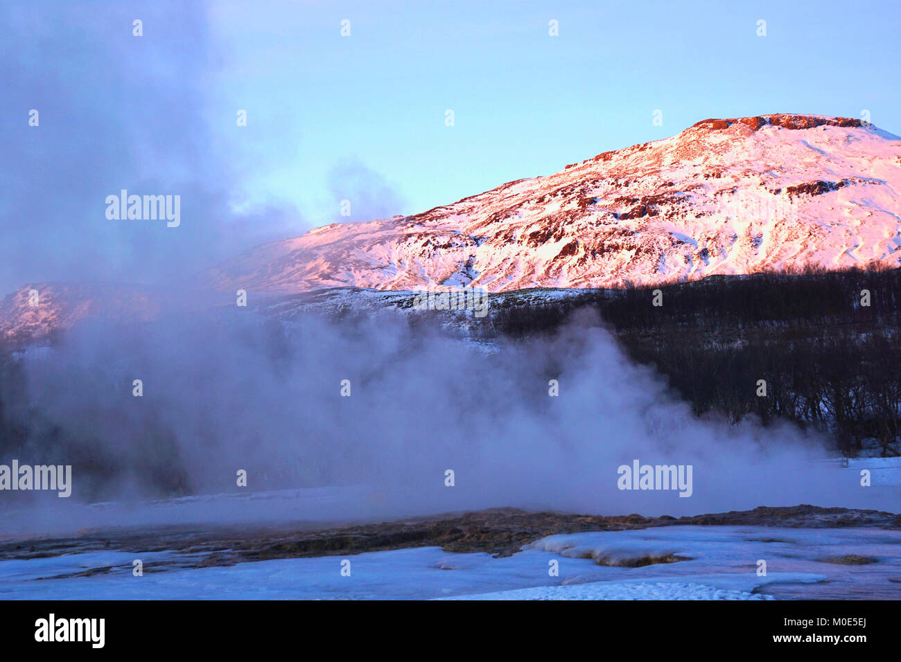 Ein beliebter Stopp entlang der Golden Circle Route für Touristen in Island ist das sehr aktive Geysir mit kochendem Mud-pits, explodierende Geysire und der lebhaften Strokkur, die trinkschnäbel Wasser 30 Meter (100 ft) in die Luft alle paar Minuten. Im Winter ist der Bereich ist immer noch sehr beliebt, der Wasserdampf Einfrieren auf Sitzen, bedeutet nur die robuststen sitzen die geothermische Aktivität zu beobachten. Stockfoto