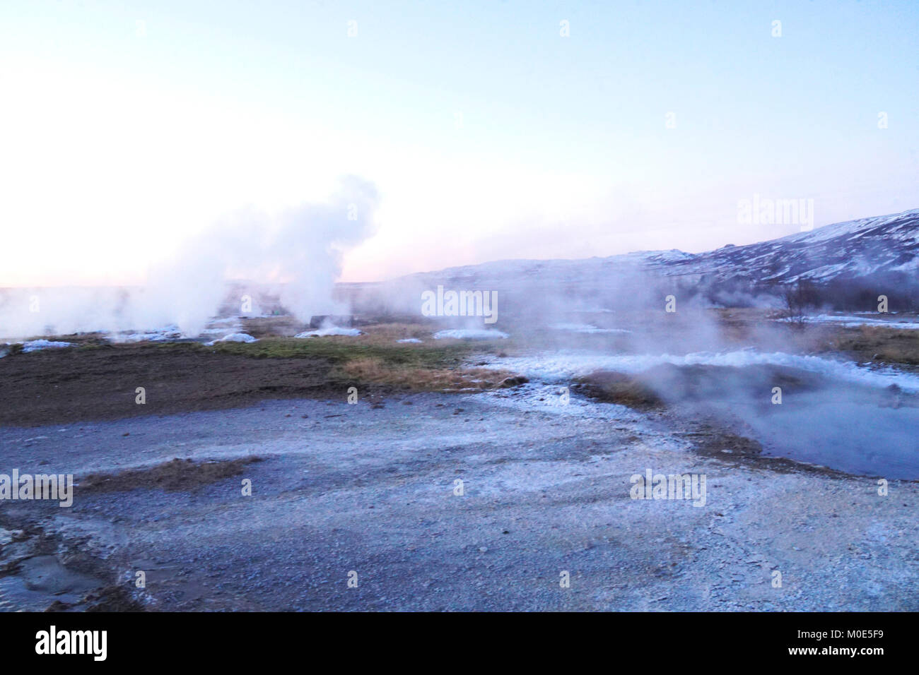 Ein beliebter Stopp entlang der Golden Circle Route für Touristen in Island ist das sehr aktive Geysir mit kochendem Mud-pits, explodierende Geysire und der lebhaften Strokkur, die trinkschnäbel Wasser 30 Meter (100 ft) in die Luft alle paar Minuten. Im Winter ist der Bereich ist immer noch sehr beliebt, der Wasserdampf Einfrieren auf Sitzen, bedeutet nur die robuststen sitzen die geothermische Aktivität zu beobachten. Stockfoto