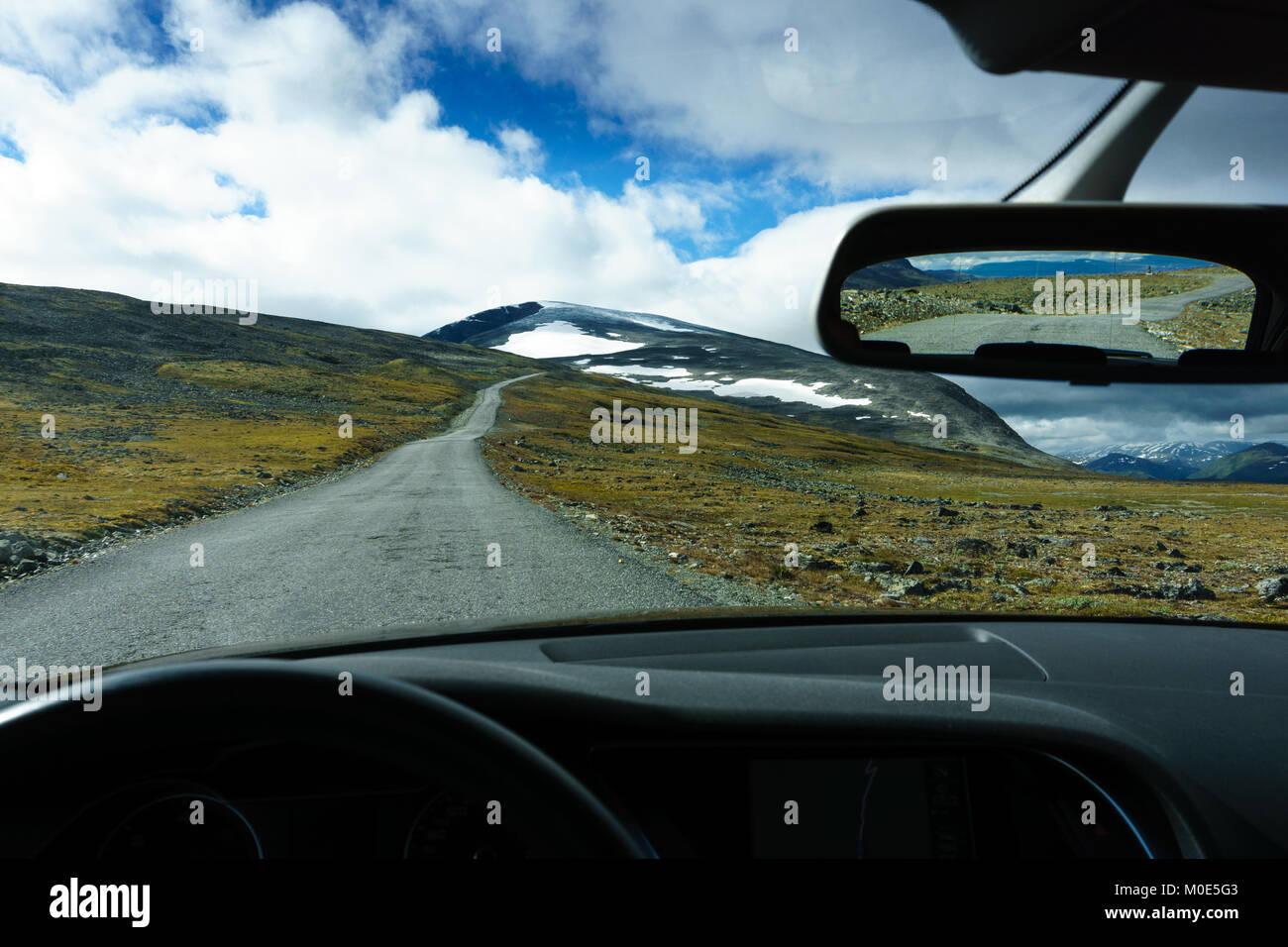 Roadtrip durch Skandinavien norwegische Landschaft reflektierenden Spiegel Stockfoto