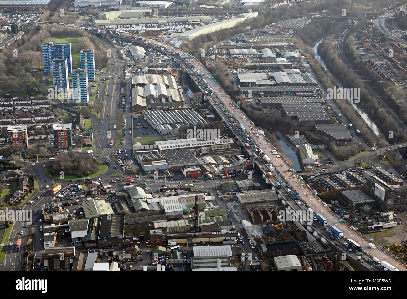 Luftaufnahme von Baustellen & Verkehr auf die M5 an der Kenrick, West Browmwich, Birmingham, Großbritannien Stockfoto