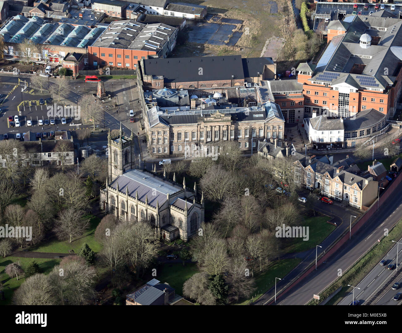 Luftaufnahme von Stoke Münster & Rathaus, Stoke-on-Trent, Großbritannien Stockfoto