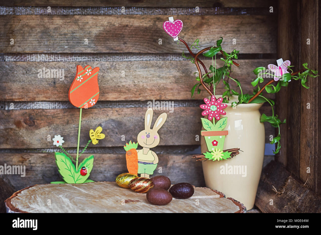 Ostern Zusammensetzung der Ostereier, ein sich winden, Hazel mit Schmetterling und Herz und eine künstliche rabbot mit Karotte und Blume mit Marienkäfer Stockfoto