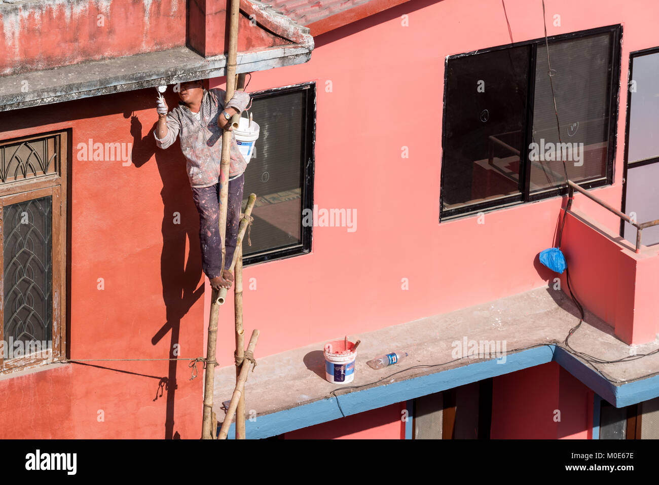 Mann malt in Thamel, einem Teil von Kathmandu, Nepal Stockfoto