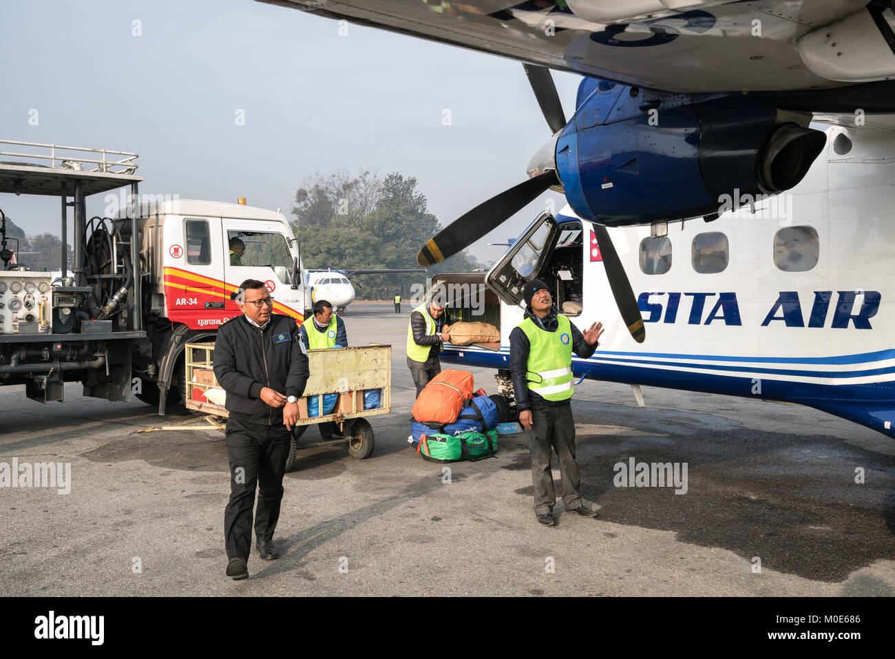 Warten auf einem Flug von Kathmandu nach Lukla, Nepal Stockfoto