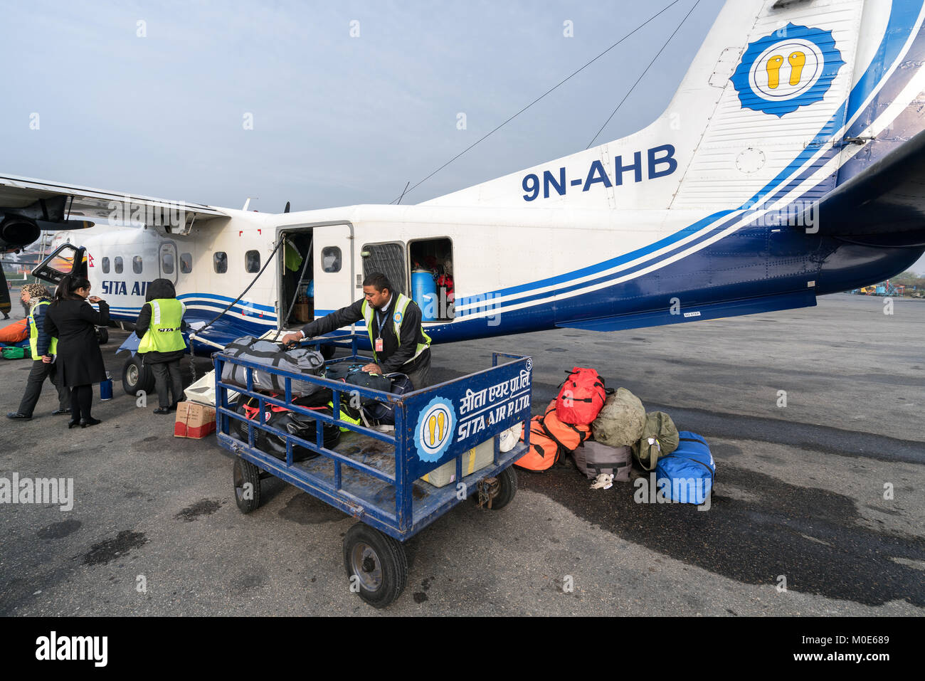 Warten auf einem Flug von Kathmandu nach Lukla, Nepal Stockfoto