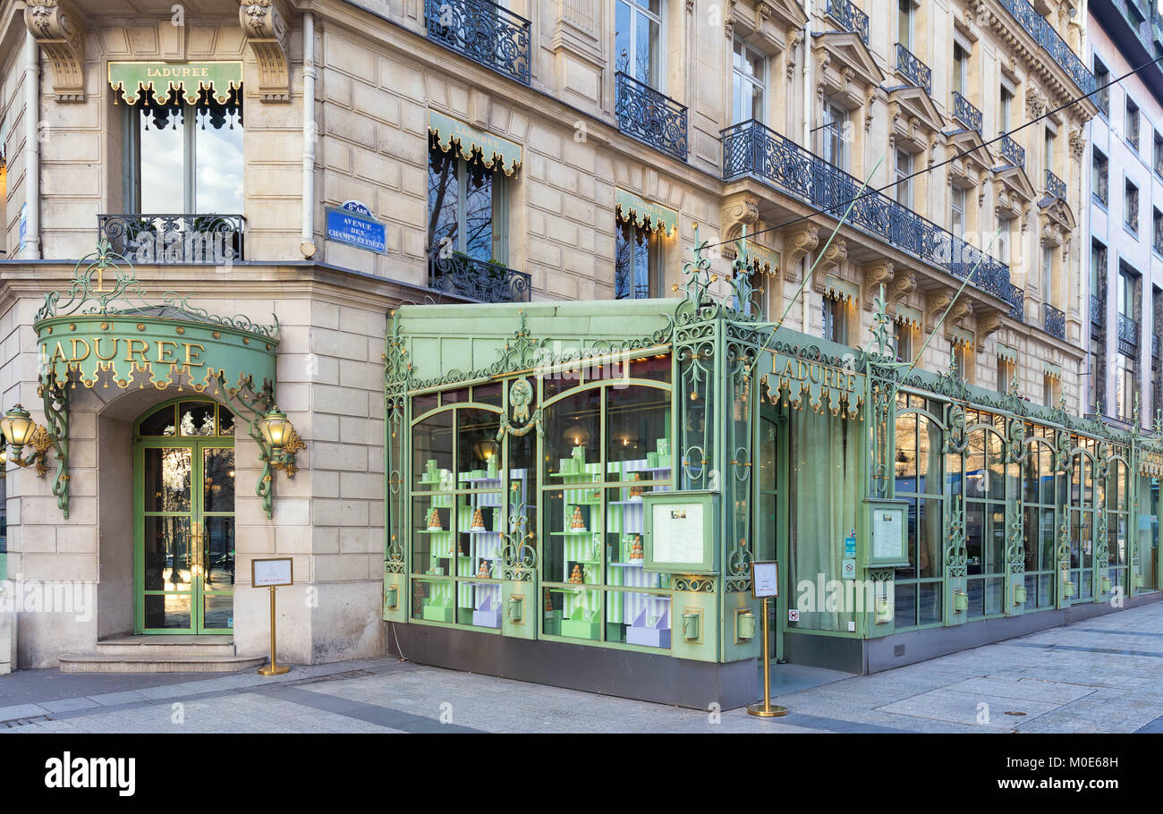Die berühmten französischen Luxus Bäckerei und Konditorei La Duree auf der Champs Elysees Avenue, Paris, Frankreich. Stockfoto