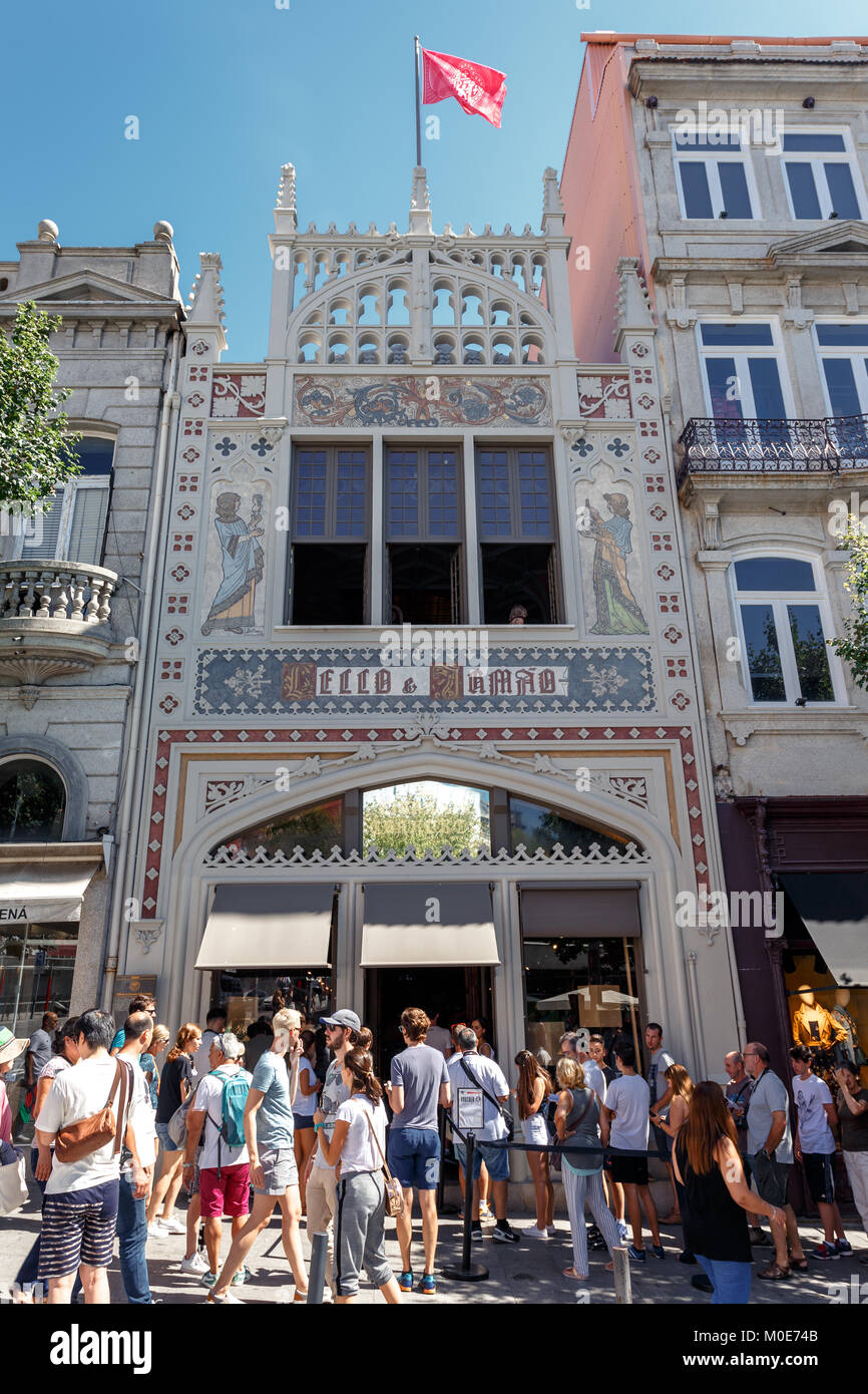 Berühmte Bibliothek und Buchhandlung Livrarira Lello in Porto, Portugal. Turist vor der Bibliothek warten auf Eingang. Harry Poter Bibliothek. Stockfoto