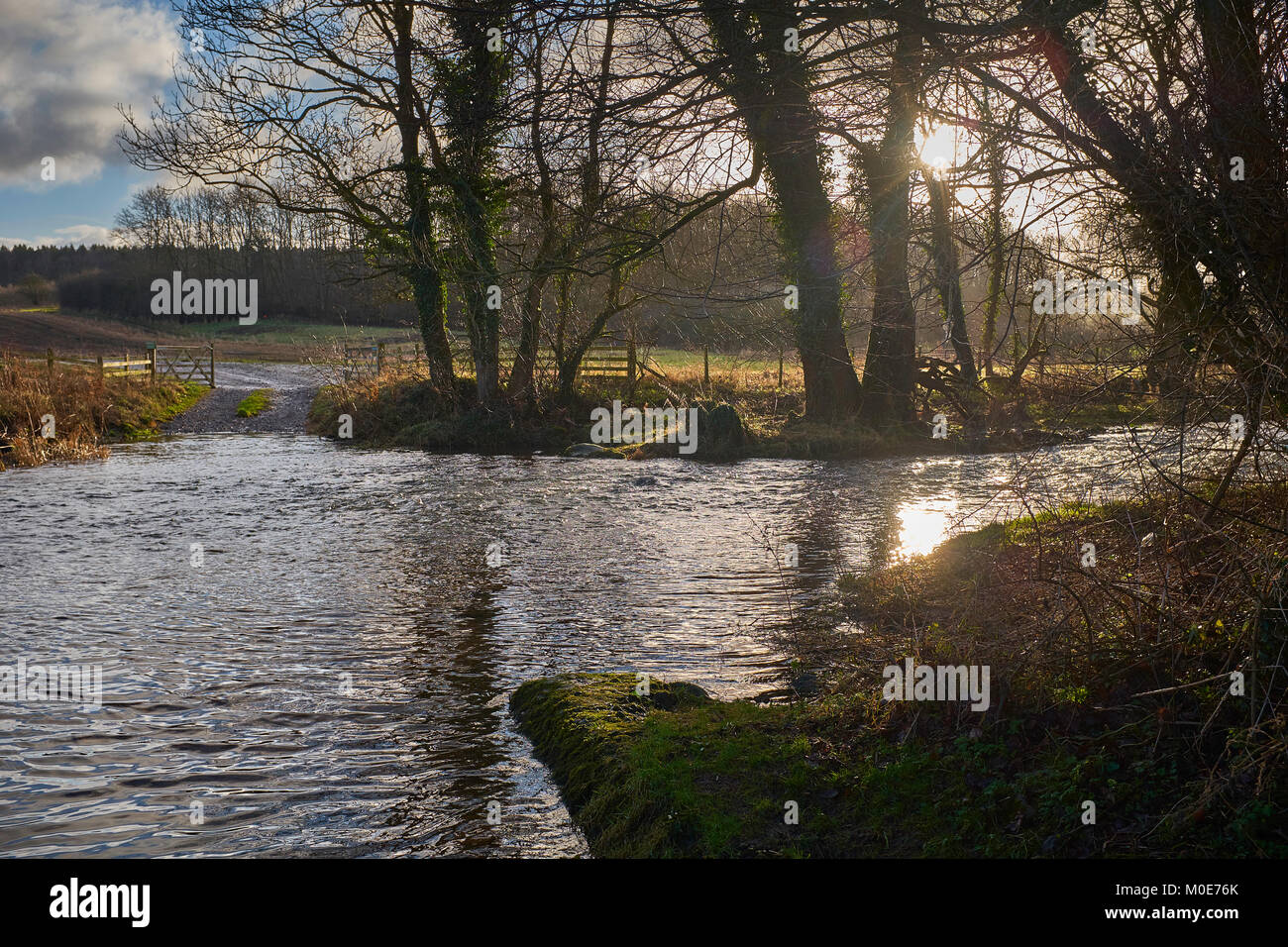 Geschwollen und Unpassierbar ford Überquerung des Flusses Leith an Melkinthorpe, in der Nähe von Penrith. Cumbria Stockfoto