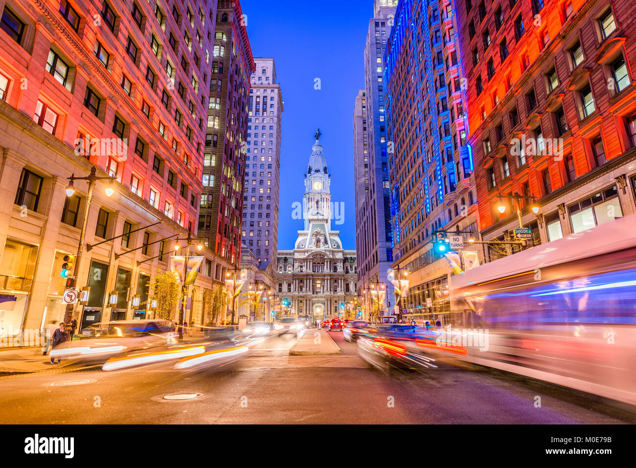 Philadelphia, Pennsylvania, USA Stadtbild auf einer breiten Straße mit Rathaus. Stockfoto