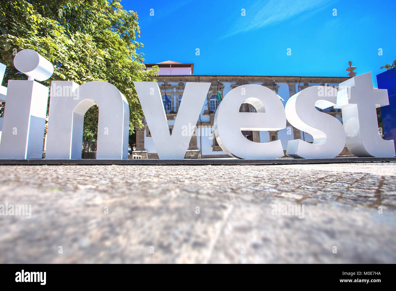 Wort investieren, indem große plastische Buchstaben erstellt Stockfoto