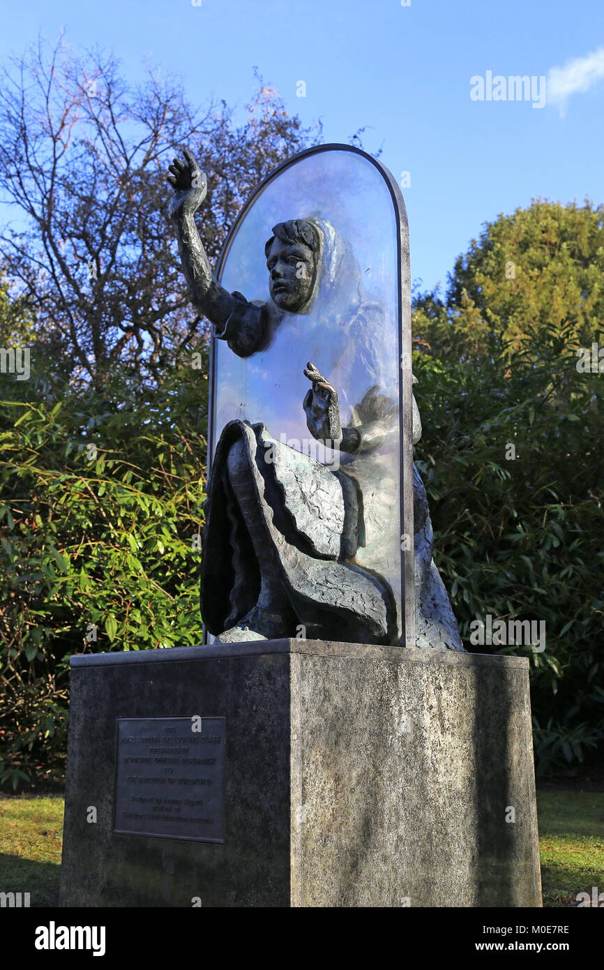 'Alice Through the Looking Glass' Skulptur, Castle Bowling Green, Guildford, Surrey, England, Großbritannien, USA, UK, Europa Stockfoto