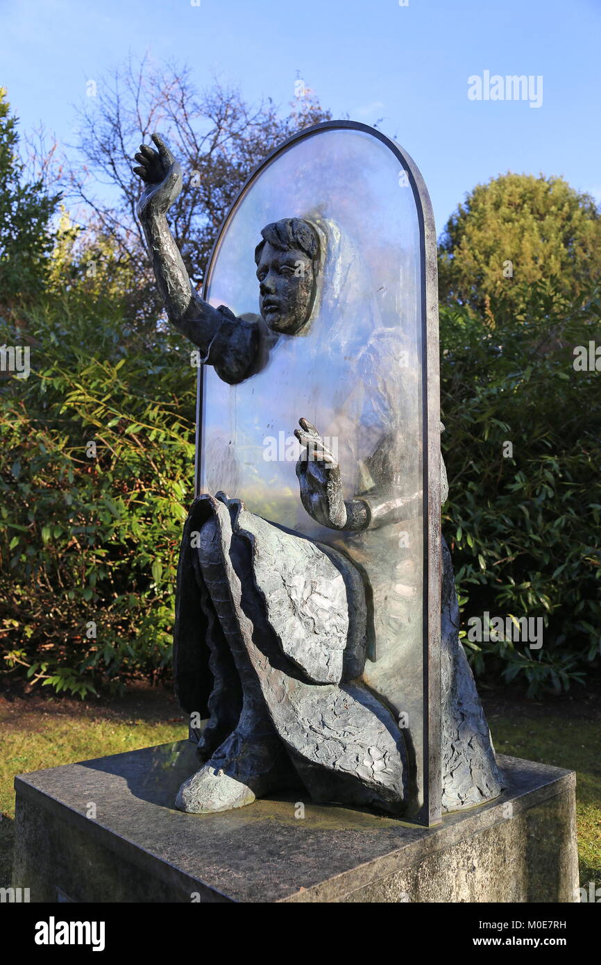 'Alice Through the Looking Glass' Skulptur, Castle Bowling Green, Guildford, Surrey, England, Großbritannien, USA, UK, Europa Stockfoto