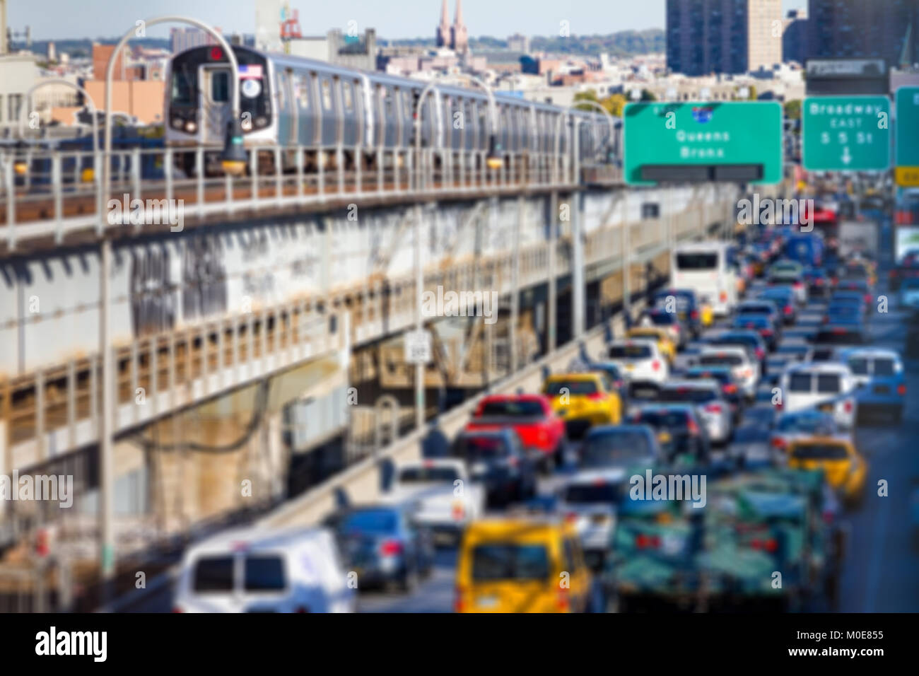 New York City Rush Hour Traffic Jam auf die Williamsburg Bridge in Brooklyn, New York City mit Autos, Bussen, Taxis und U-Bahn verschwommenen Hintergrund Stockfoto