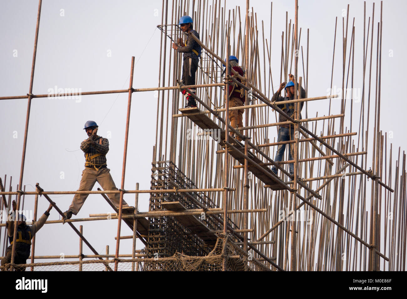 Die Bauarbeiter, mit denen Stahl auf Hochhaus Projekt in Kathmandu, Nepal Stockfoto