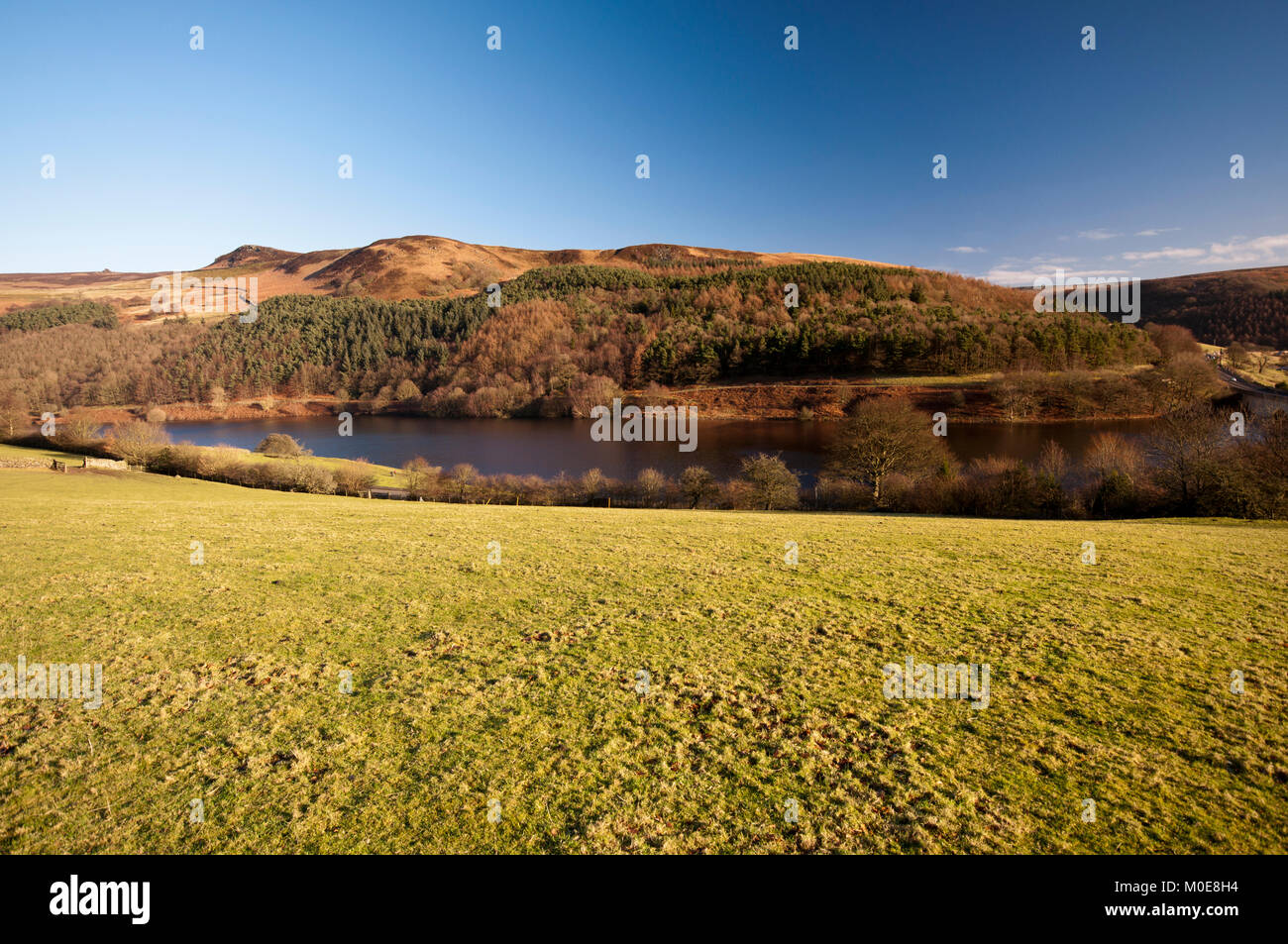 Auf der Suche von Alston Hügel über Ladybower Reservoir in Richtung Whinstone Lee Tor im Peak District National Park Stockfoto