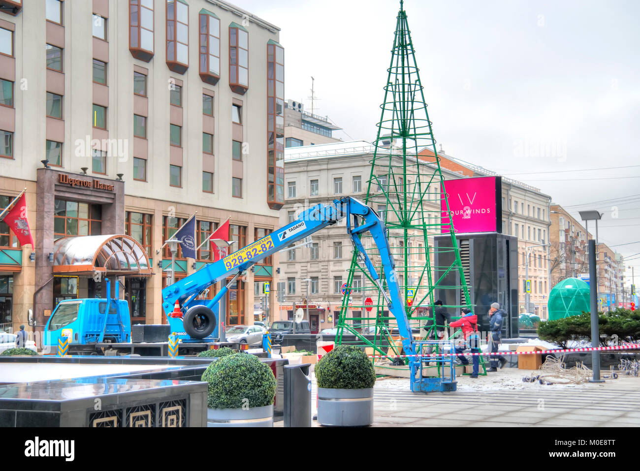 Moskau, Russland - Januar 13.2018: Bolshaya Gruzinskaya Straße. Arbeitnehmer der Weihnachtsbaum demontieren Stockfoto