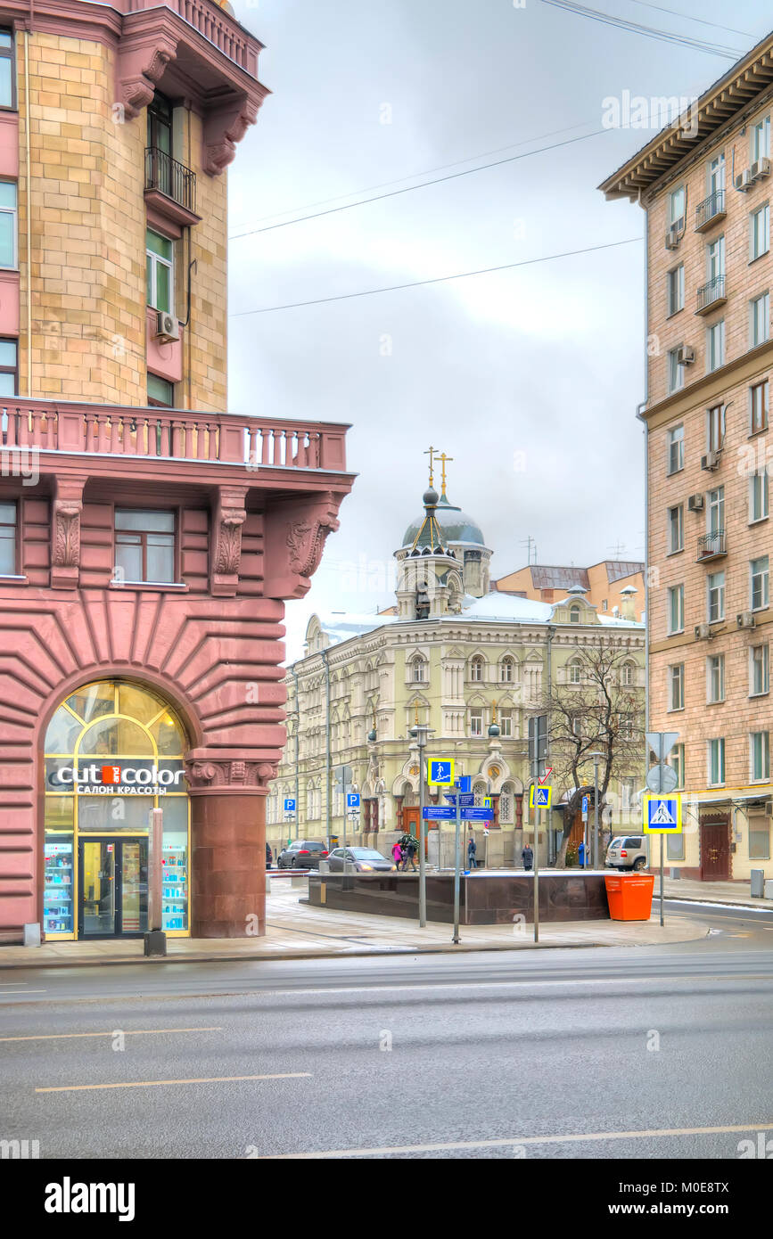 Moskau, Russland - Januar 13.2018: 1st Tverskaya-Yamskaya Street. Die Hauptstraße der Stadt. Lane Alexander Newski und der Kirche des Hl. Sergius und Herm Stockfoto